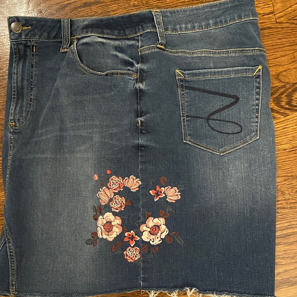 Seven7 Dark Blue Denim Skirt, Coral Floral Embroidery SZ 14 - Picture 3 of 10